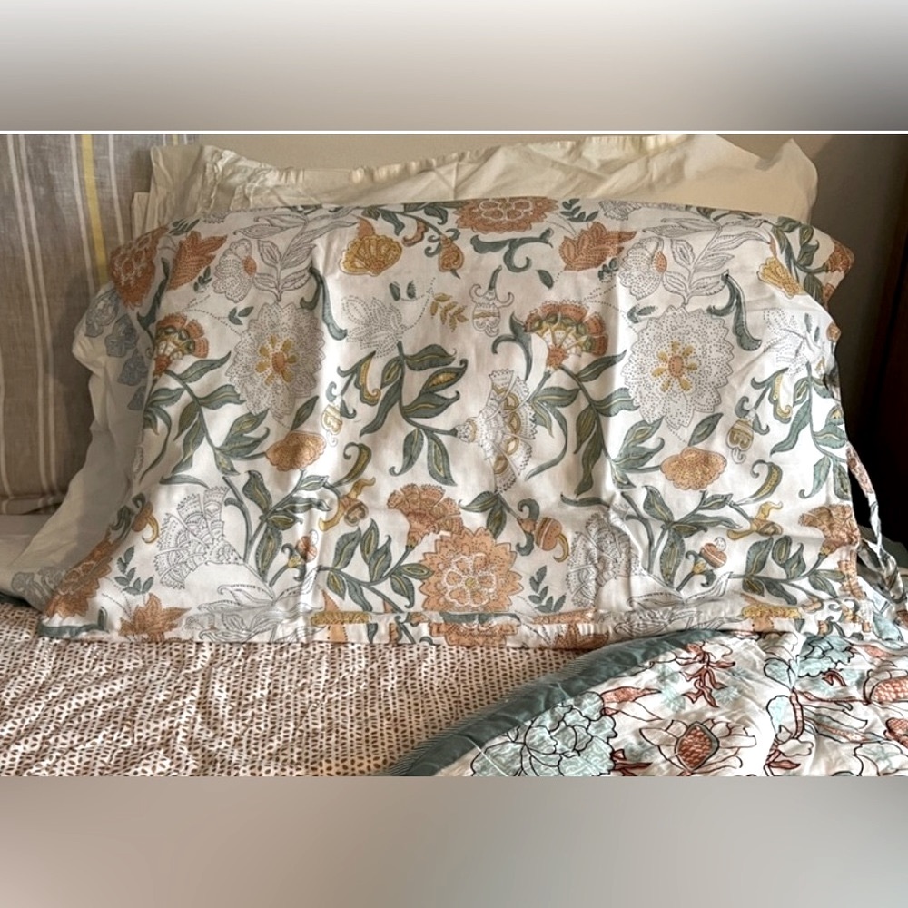 ROLLER RABBIT Botanical pillow case set. Standard size. Color - teal.